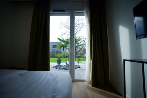 Comfort Room | Garden view