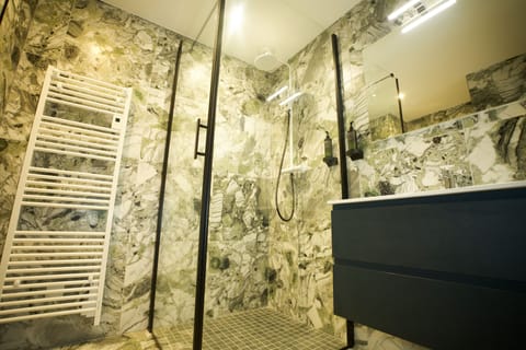 Comfort Room | Bathroom | Towels