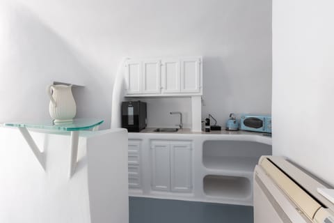 Superior Suite with Plunge Pool | Private kitchen | Mini-fridge, microwave, espresso maker, electric kettle