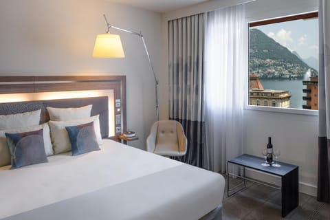 Premium bedding, in-room safe, desk, laptop workspace