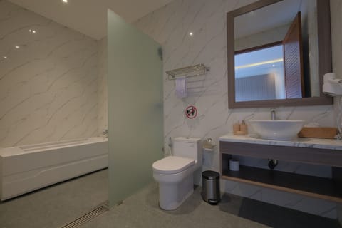 Superior Double Room | Bathroom | Separate tub and shower, deep soaking tub, rainfall showerhead