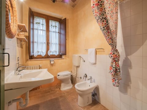 Shower, free toiletries, towels