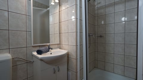 Comfort Triple Room | Bathroom | Shower, hair dryer, towels