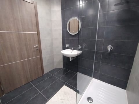 Double or Twin Room | Bathroom