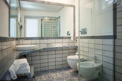 Superior Cottage | Bathroom | Free toiletries, hair dryer, slippers