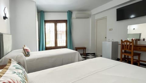 Standard Twin Room | Desk, free WiFi