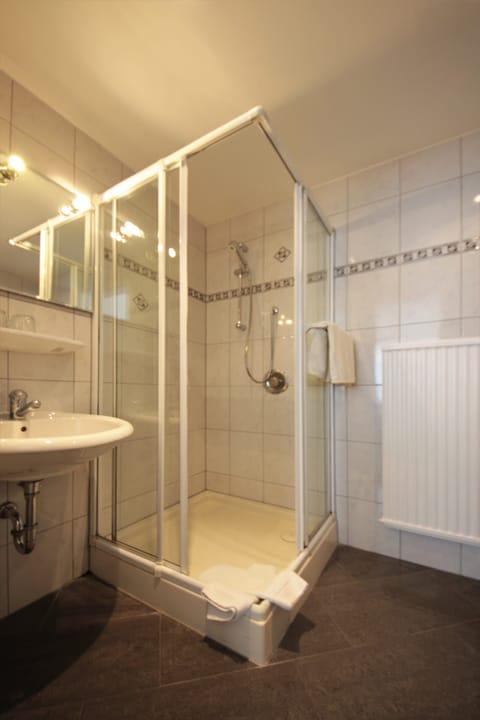 Classic Double or Twin Room | Bathroom | Shower, hair dryer, towels