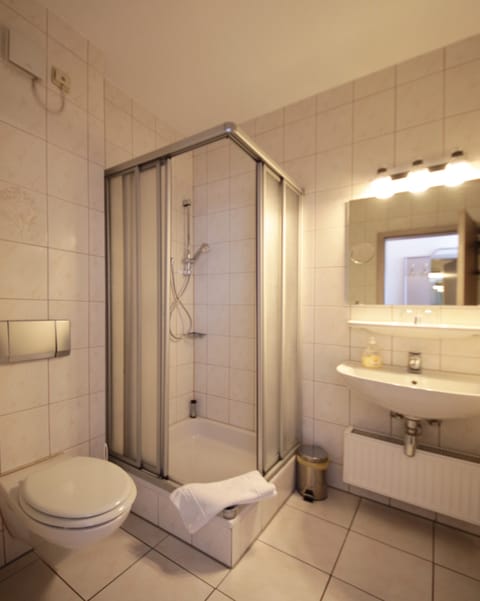 Triple Room | Bathroom | Shower, hair dryer, towels