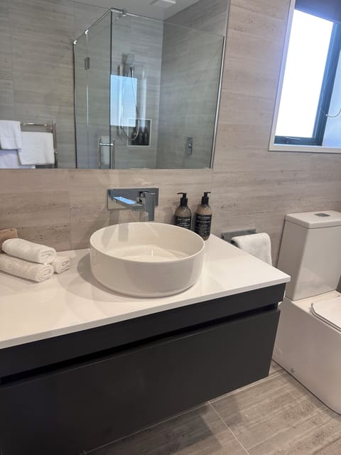 Luxury Double Room | Bathroom | Eco-friendly toiletries, hair dryer, towels