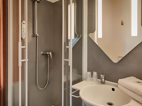 Blackout drapes, free WiFi, bed sheets