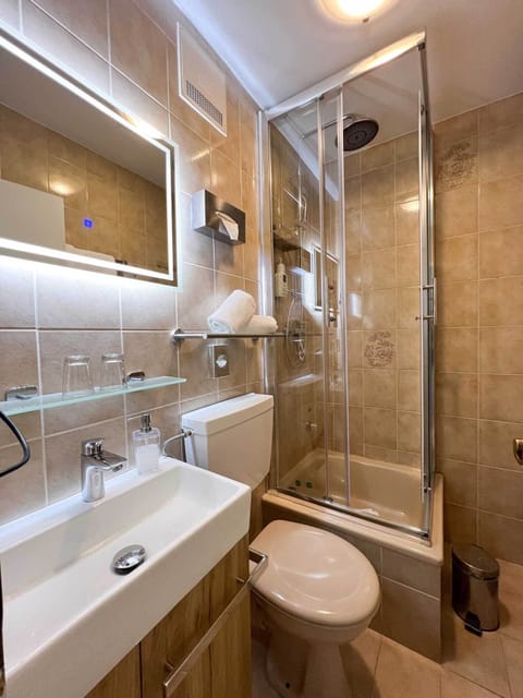 Classic Double Room, Balcony, Lake View | Bathroom | Shower, hair dryer, towels