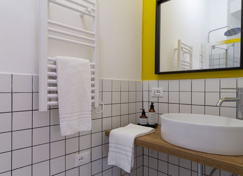 Classic Studio | Bathroom | Shower, free toiletries, towels, shampoo