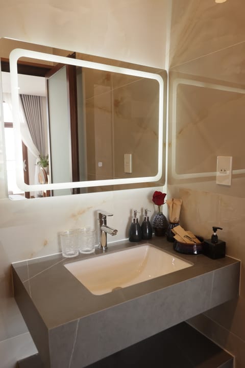 Premier Double or Twin Room | Bathroom | Shower, rainfall showerhead, designer toiletries, hair dryer