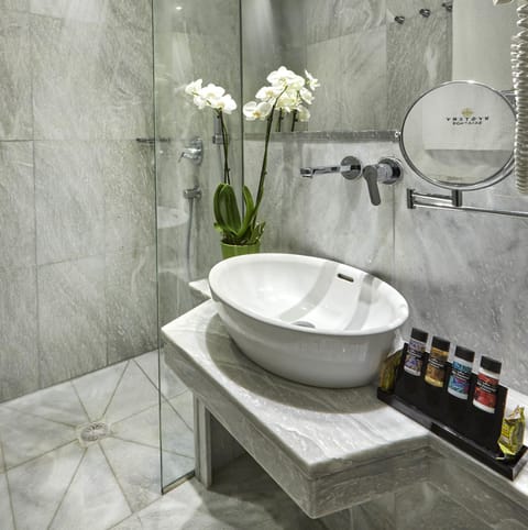 Executive Suite, Hot Tub | Bathroom | Rainfall showerhead, designer toiletries, hair dryer, bathrobes