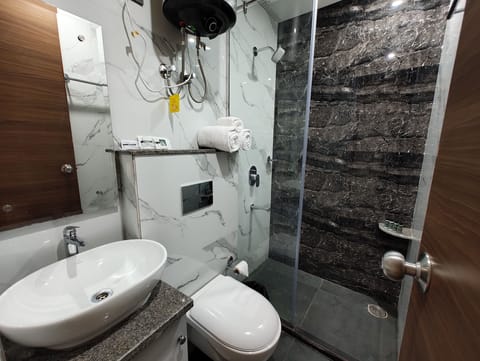 Deluxe Room | Bathroom | Shower, rainfall showerhead, free toiletries, hair dryer