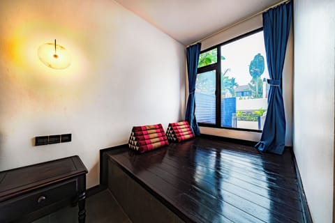 Deluxe Twin Room | Living area | Flat-screen TV