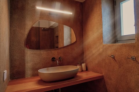 Deluxe Triple Room | Bathroom | Shower, rainfall showerhead, free toiletries, hair dryer