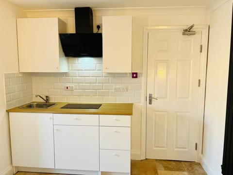 Studio | Private kitchen | Fridge, stovetop, electric kettle