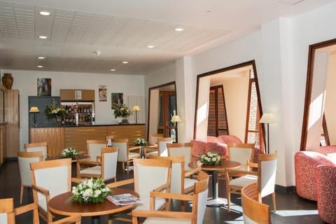 Breakfast and dinner served