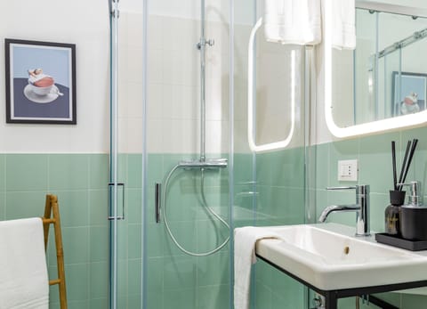 Classic Room | Bathroom | Free toiletries, towels, shampoo, toilet paper