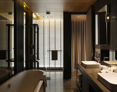 Panoramic Suite | Bathroom amenities | Free toiletries, hair dryer, bathrobes, slippers