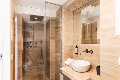 Suite | Bathroom | Shower, rainfall showerhead, free toiletries, hair dryer