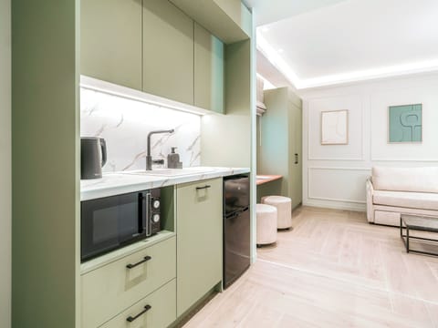 Executive Suite | Private kitchen | Espresso maker, coffee/tea maker, electric kettle