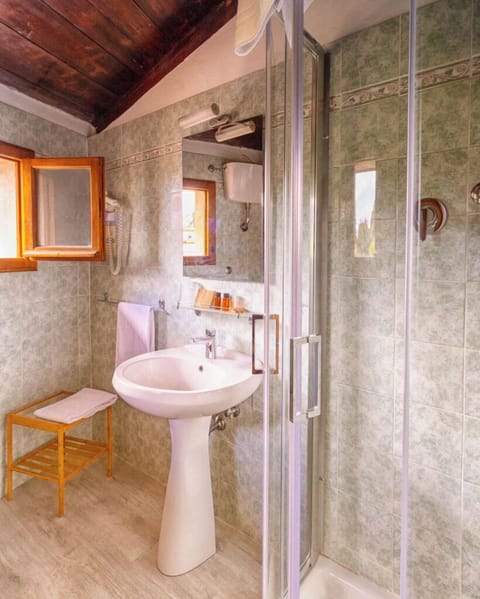 Standard Triple Room | Bathroom | Free toiletries, hair dryer, towels, toilet paper