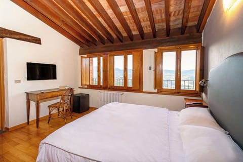 Standard Triple Room | Desk, iron/ironing board, free WiFi, bed sheets