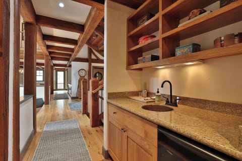 House (5 Bedrooms) | Interior