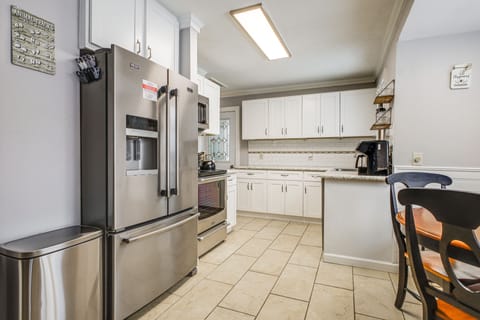 House (3 Bedrooms) | Private kitchen | Microwave, dishwasher, highchair, paper towels