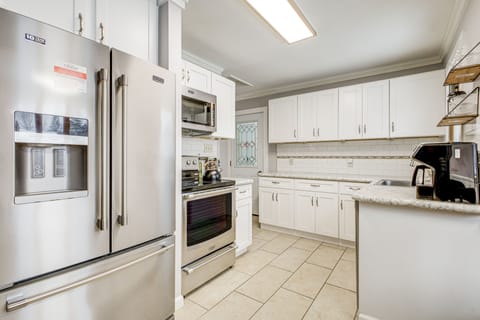 House (3 Bedrooms) | Private kitchen | Microwave, dishwasher, highchair, paper towels