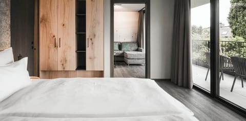 Garden Spa Suite | Minibar, in-room safe, soundproofing, bed sheets