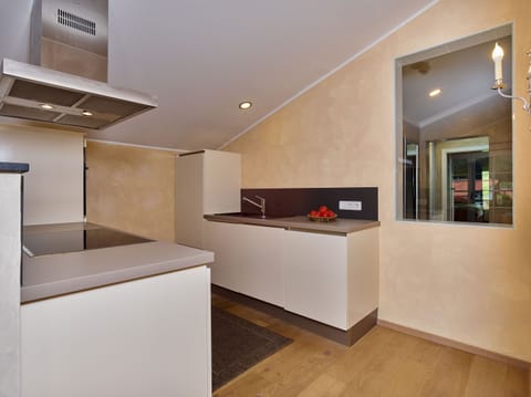 Comfort Apartment (Top 8 with bathtube and shower) | Private kitchen | Full-size fridge, microwave, oven, stovetop