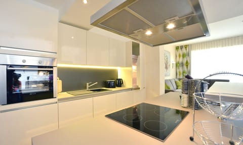 Family Apartment (Top 1) | Private kitchen | Full-size fridge, microwave, oven, stovetop