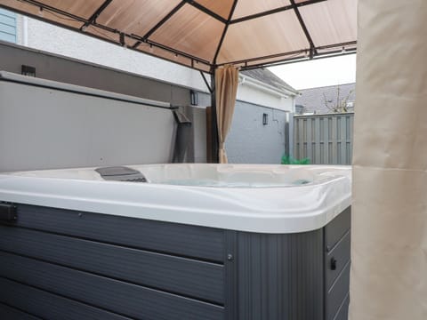 Cottage | Outdoor spa tub