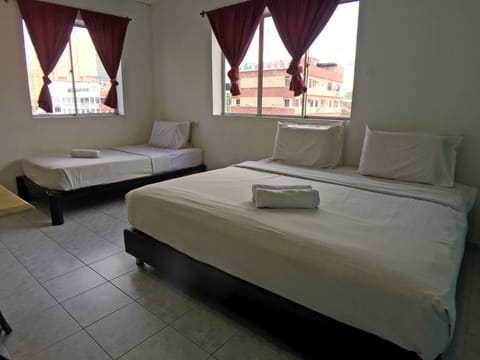 Deluxe Triple Room | Desk, iron/ironing board, rollaway beds, free WiFi