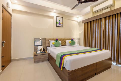 Standard Double Room | In-room safe, desk, iron/ironing board, rollaway beds