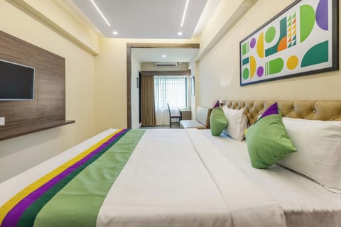 Deluxe Double Room | In-room safe, desk, iron/ironing board, rollaway beds