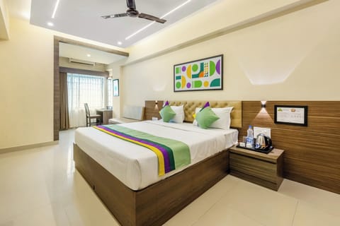 Deluxe Double Room | In-room safe, desk, iron/ironing board, rollaway beds