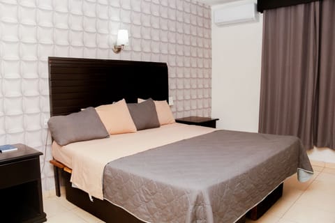 Executive Room, 1 King Bed | Desk, iron/ironing board, free WiFi, bed sheets