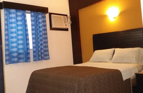 Basic Single Room, 1 Double Bed | Desk, iron/ironing board, free WiFi, bed sheets