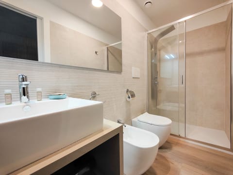 Design Double Room | Bathroom | Shower, rainfall showerhead, free toiletries, hair dryer