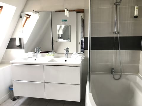 Superior Double Room, Valley View | Bathroom | Free toiletries, hair dryer, towels