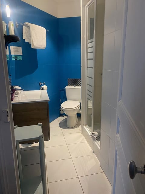 Standard Twin Room | Bathroom | Free toiletries, hair dryer, towels