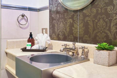 Suite | Bathroom | Shower, hair dryer, bidet, towels