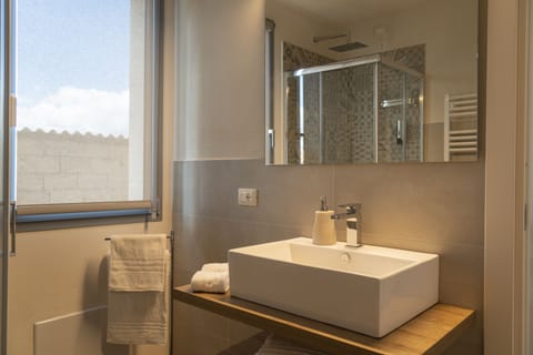 Basic Room | Bathroom | Shower, eco-friendly toiletries, hair dryer, bidet