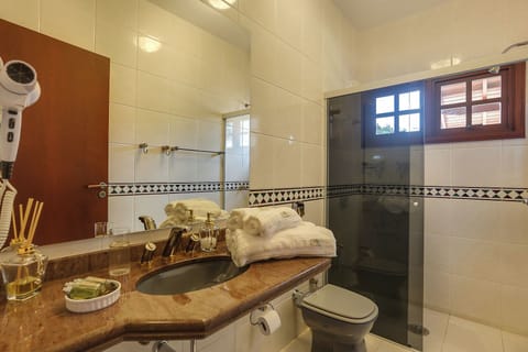 Exclusive Double Room | Bathroom | Free toiletries, hair dryer