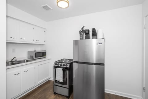 Apartment, 1 Queen Bed, Kitchen, Garden View | Private kitchen | Fridge, microwave, oven, stovetop