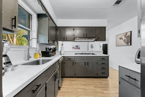 House, Multiple Beds, Patio, Garden View (Zilker House) | Private kitchen | Fridge, microwave, oven, stovetop